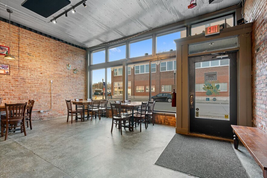 More Photos Of 451 S Thompson Ave, Excelsior Springs Bar For Sale