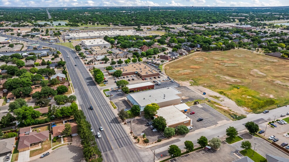More Photos Of 7705 Quaker Ave, Lubbock Freestanding For Lease