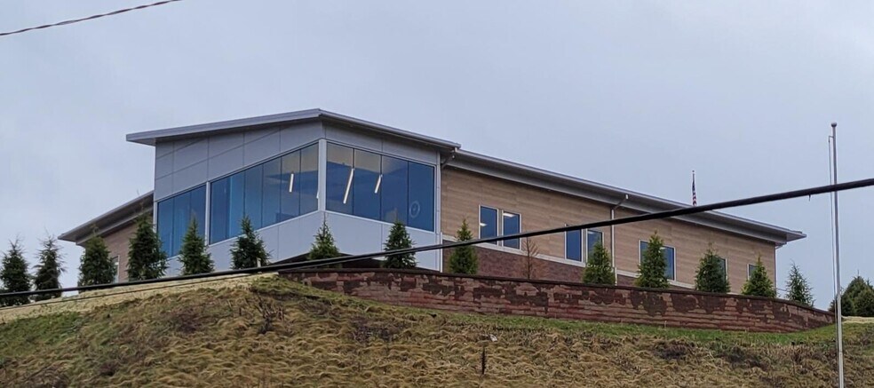 More Photos Of 265 State St, Clairton Warehouse For Lease