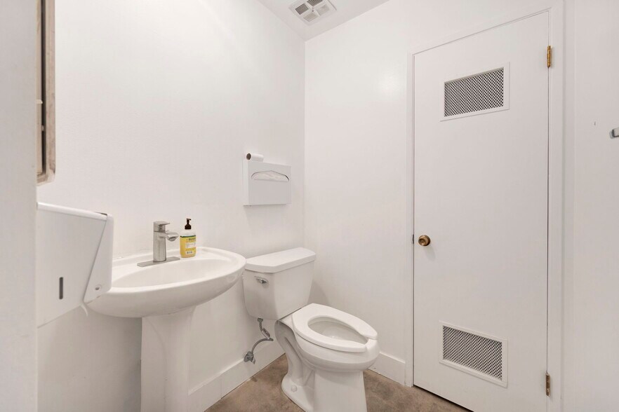 More Photos Of 5908 Barton Ave, Los Angeles Loft Creative Space For Sale