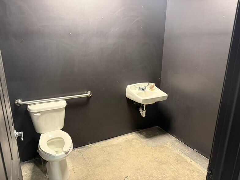 More Photos Of 1158 N Birch Ave, Broken Arrow Flex For Lease
