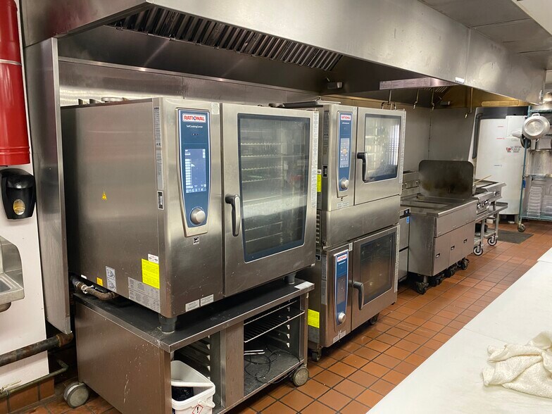 More Photos Of 410 S Clippert St, Lansing Restaurant For Sale