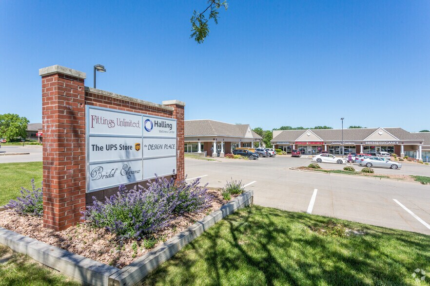 More Photos Of 2725-2819 100th St, Urbandale Unknown For Lease