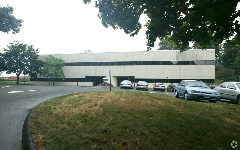 More Photos Of 20 Western Blvd, Glastonbury Office For Lease
