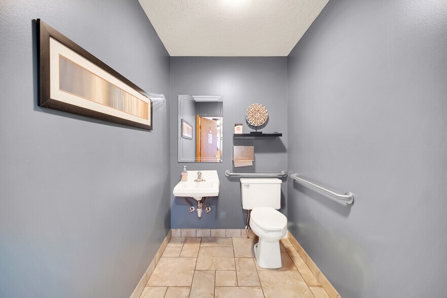 More Photos Of 4338 Morsay Dr, Rockford Medical For Lease