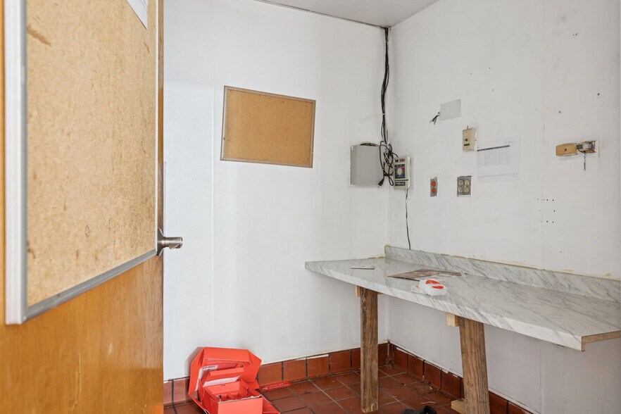 More Photos Of 6620 E Dr Martin Luther King Jr Blvd, Tampa Fast Food For Lease