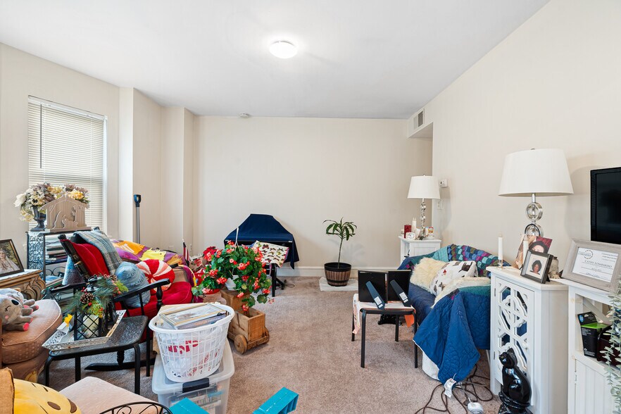 More Photos Of 2501 W Chester Pike, Broomall Storefront Retail Residential For Sale