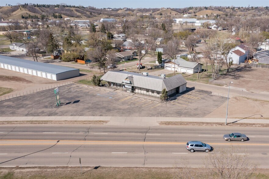 More Photos Of 2000 Burdick Expy E, Minot Office For Lease