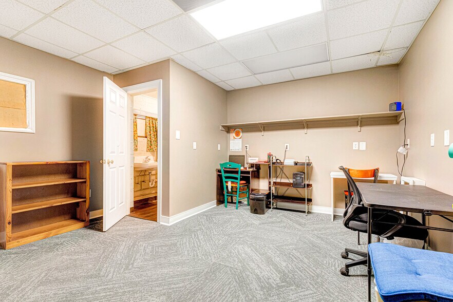 More Photos Of 10 W Williamsburg Rd, Sandston Office For Sale