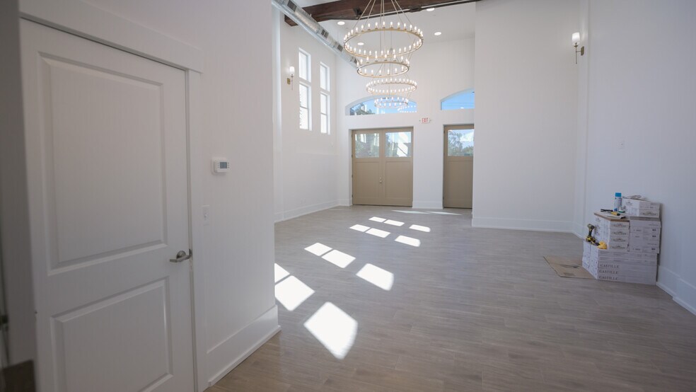 More Photos Of 550 N 1st St, Woodburn Office For Sale