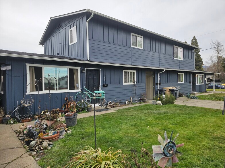 Primary Photo Of 702 SE 9th St, Grants Pass Apartments For Sale