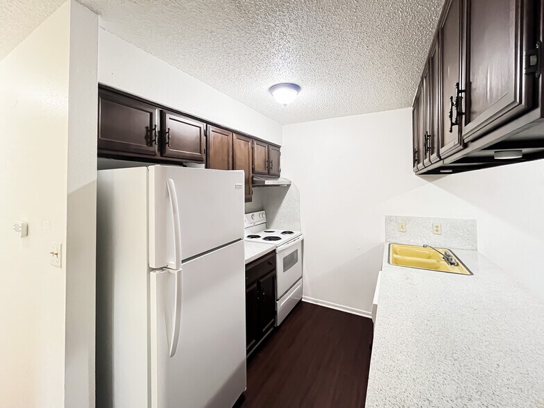 More Photos Of 800 Pine St, Hearne Apartments For Sale