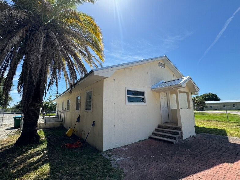 More Photos Of 2362 S Nova Rd, Daytona Beach Medical For Lease