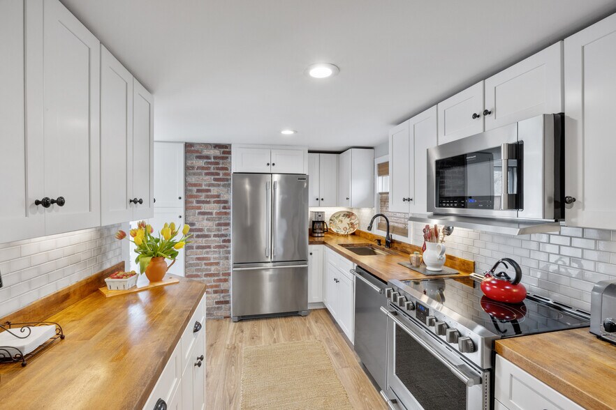 More Photos Of 296 N Main St, Sayville Industrial For Sale