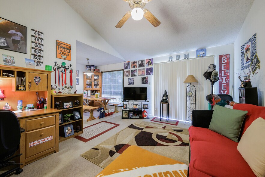 More Photos Of 700 N Medina St, Lockhart Apartments For Sale