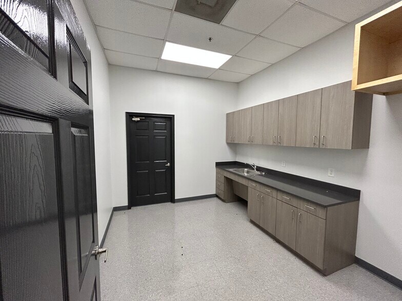 More Photos Of 7265 W 43rd St, Houston Warehouse For Lease