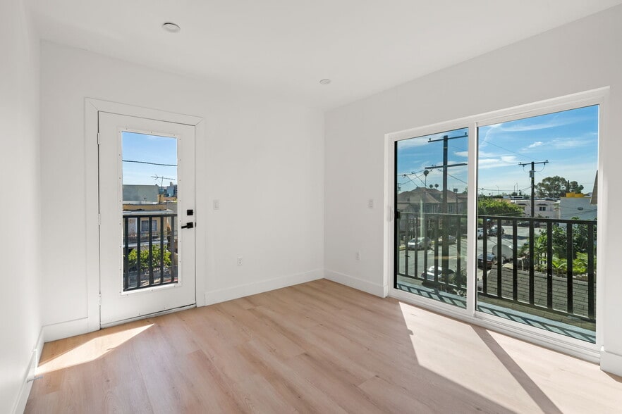 More Photos Of 1933 Magnolia Ave, Los Angeles Apartments For Sale
