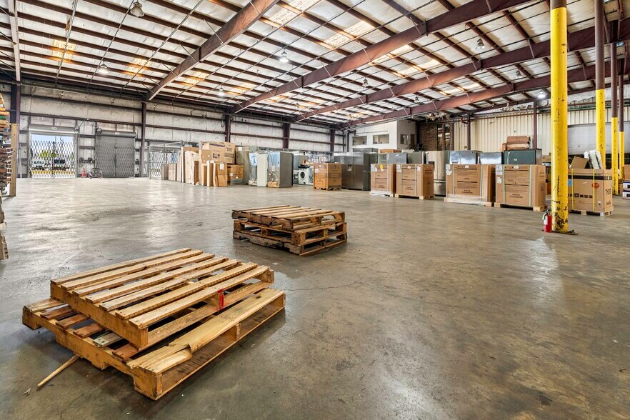 More Photos Of 1925 Industrial Blvd, Harvey Warehouse For Sale