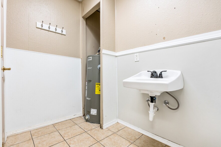 More Photos Of 103 W Main St, Itasca Storefront Retail Office For Lease