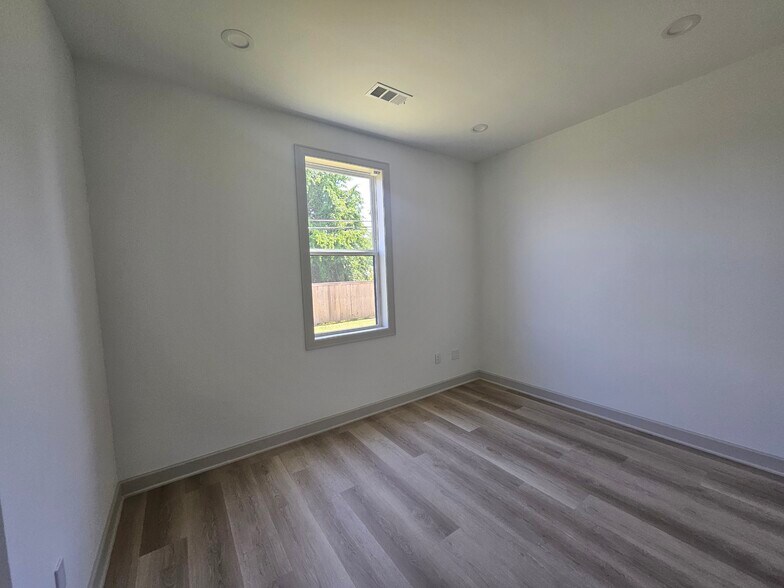 More Photos Of 1325 Main St, Katy Unknown For Lease