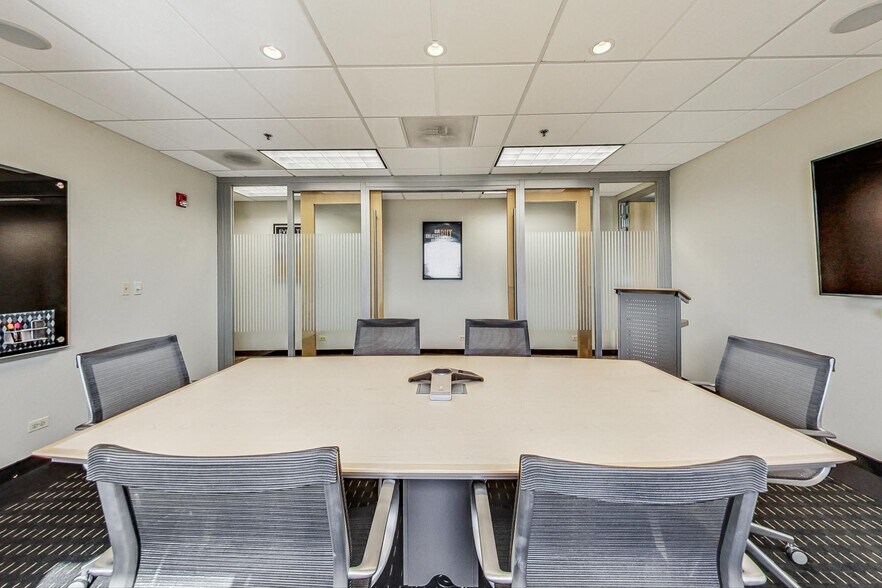 More Photos Of 10700 W Higgins Rd, Rosemont Loft Creative Space For Sale