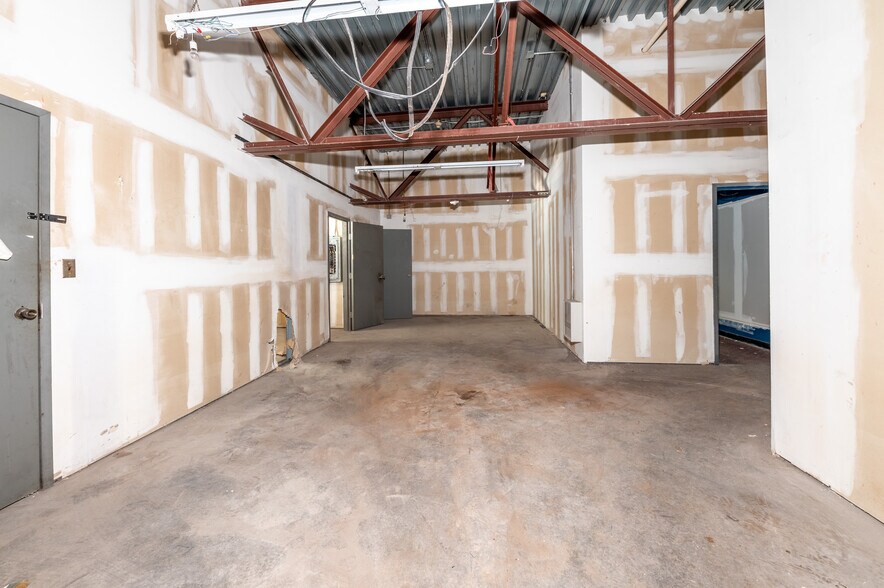 More Photos Of 50 Middletown Loop, White Hall Storefront Retail Office For Lease