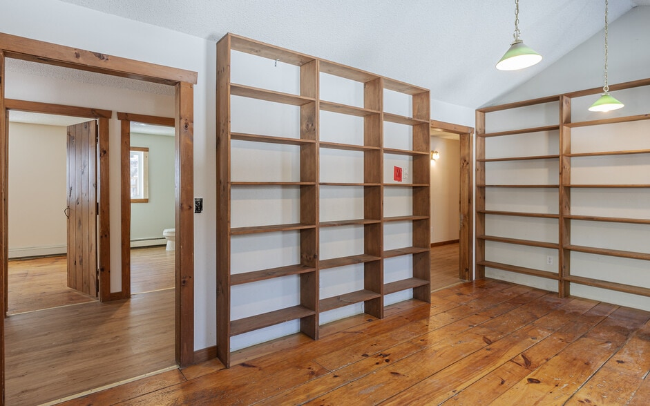 More Photos Of 140 Tully Brook Rd, Richmond Flex For Sale