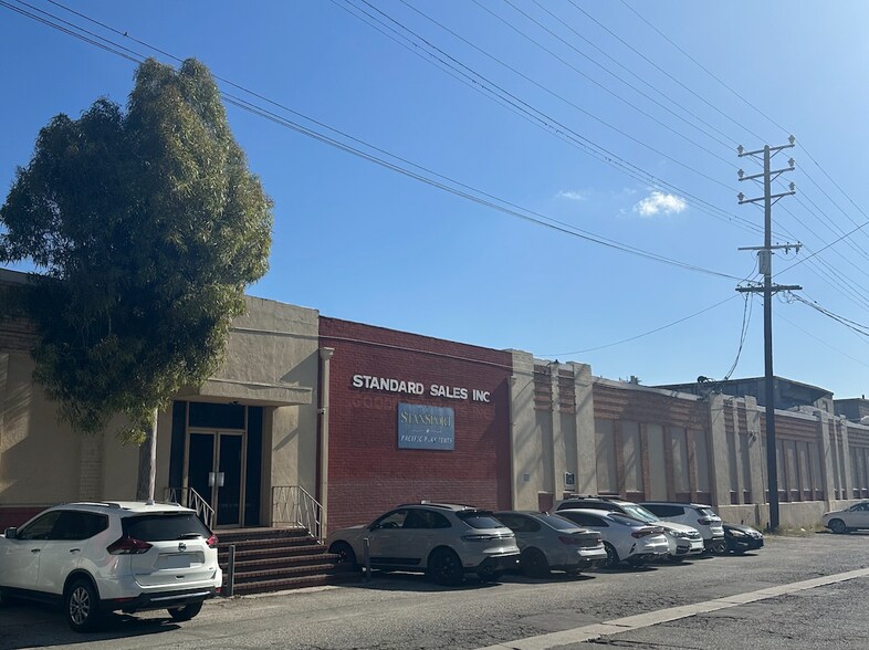 More Photos Of 2801 E 12th St, Los Angeles Warehouse For Lease