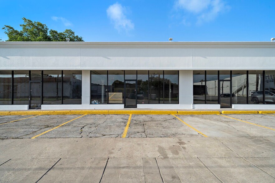More Photos Of 6930 Lyons Ave, Houston Storefront Retail Office For Sale