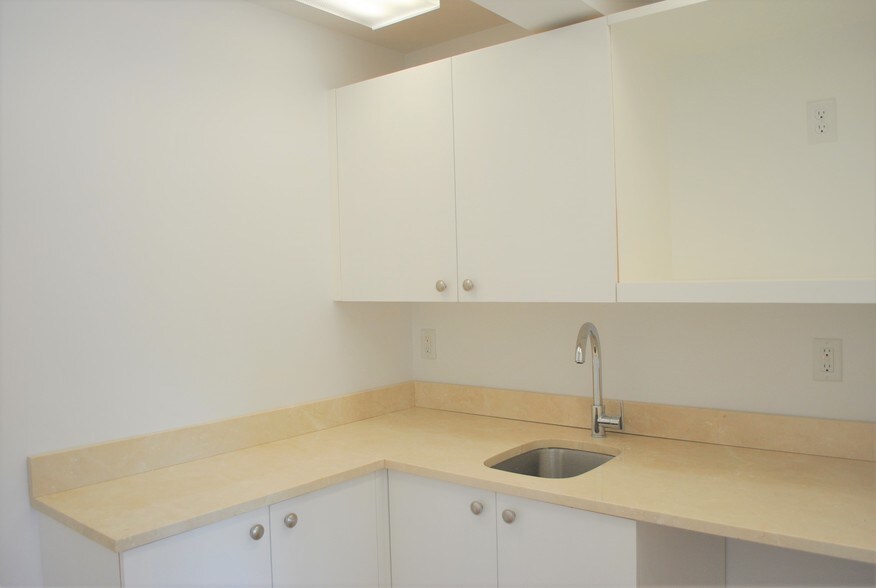More Photos Of 31 Saint Roch Ave, Greenwich Office Residential For Lease