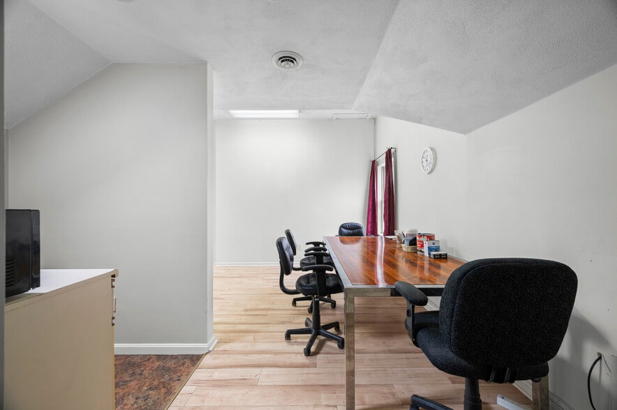 More Photos Of 2425 Lafayette Rd, Portsmouth Office Residential For Sale