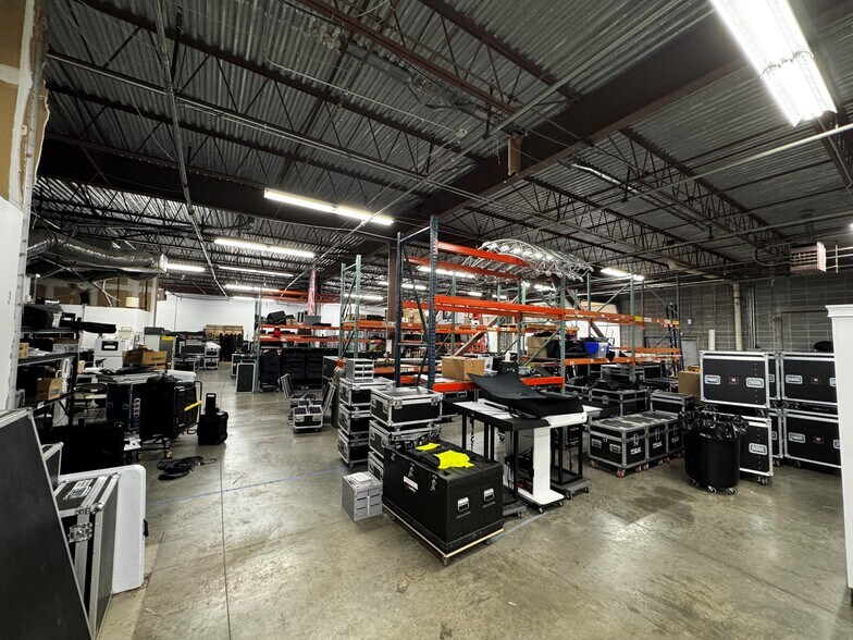 More Photos Of 8301 NW 101st Ter, Kansas City Flex For Lease