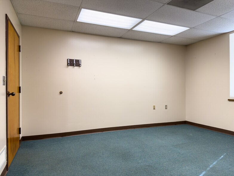 More Photos Of 1679 E State Route 29, Urbana Showroom For Sale