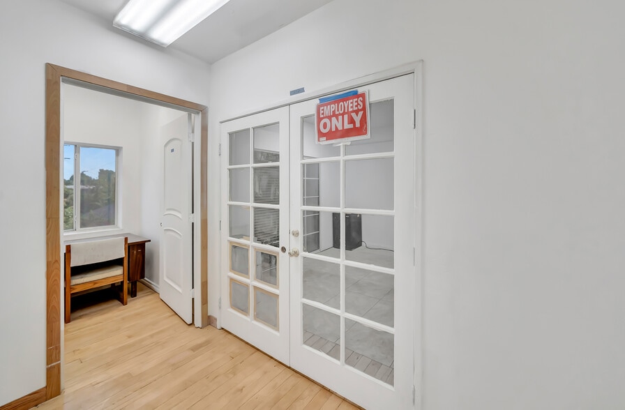 More Photos Of 830 S Main St, Santa Ana Freestanding For Sale