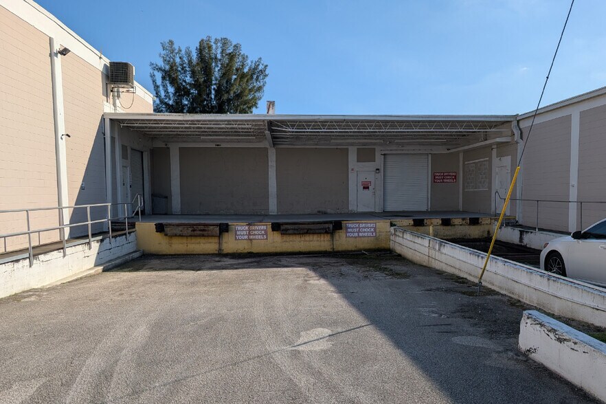More Photos Of 3601 SE Dixie Hwy, Stuart Warehouse For Lease