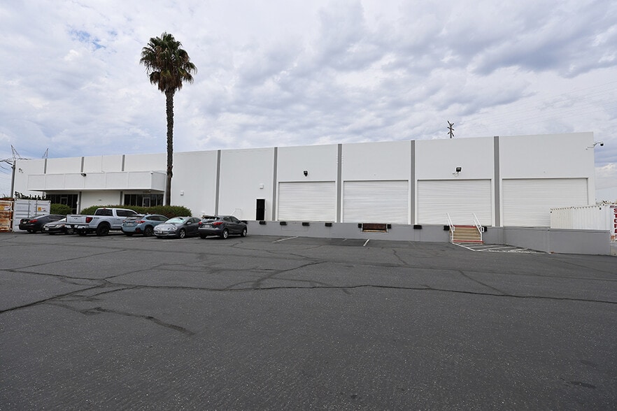 More Photos Of 11651 Hart St, North Hollywood Manufacturing For Lease
