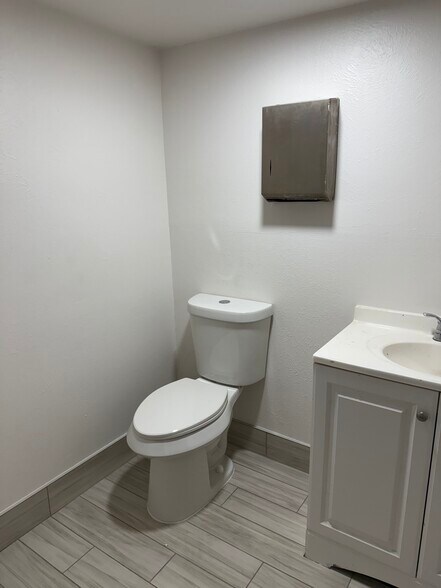 More Photos Of 729 N Frazier St, Conroe Office For Sale