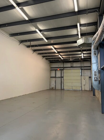 More Photos Of 2100 Button Ln, La Grange Showroom For Lease