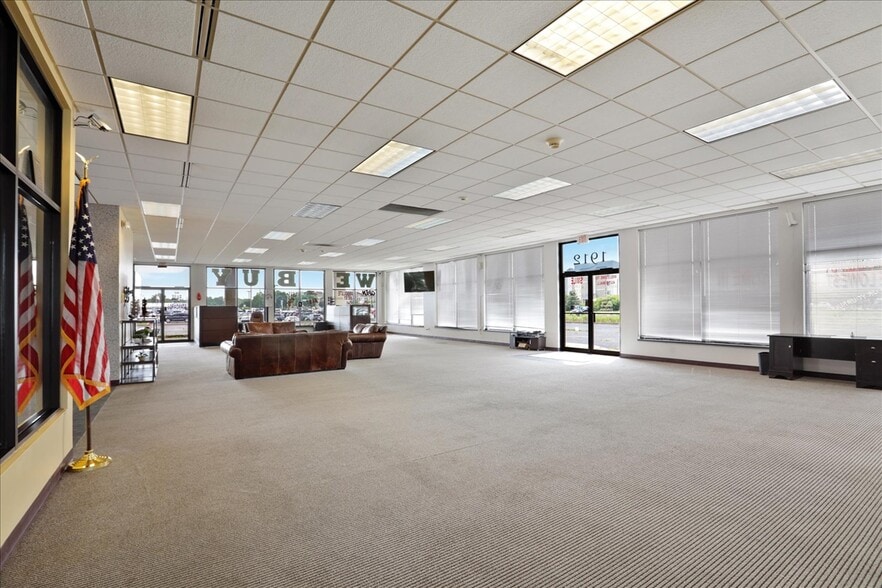 More Photos Of 1910 Moreland Blvd, Champaign Auto Dealership For Sale