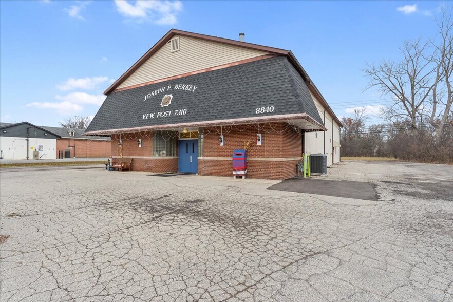 Primary Photo Of 8840 Macomb St, Grosse Ile General Retail For Sale