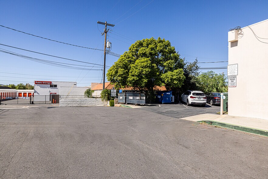 More Photos Of 26055 Bouquet Canyon Rd, Santa Clarita Veterinarian Kennel For Sale