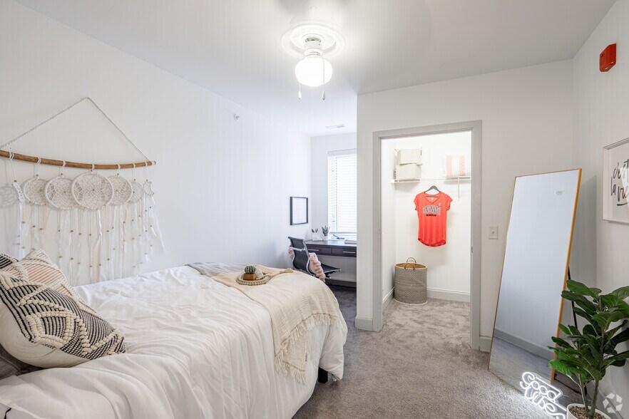 More Photos Of 165 W McMillan St, Cincinnati Apartments For Lease