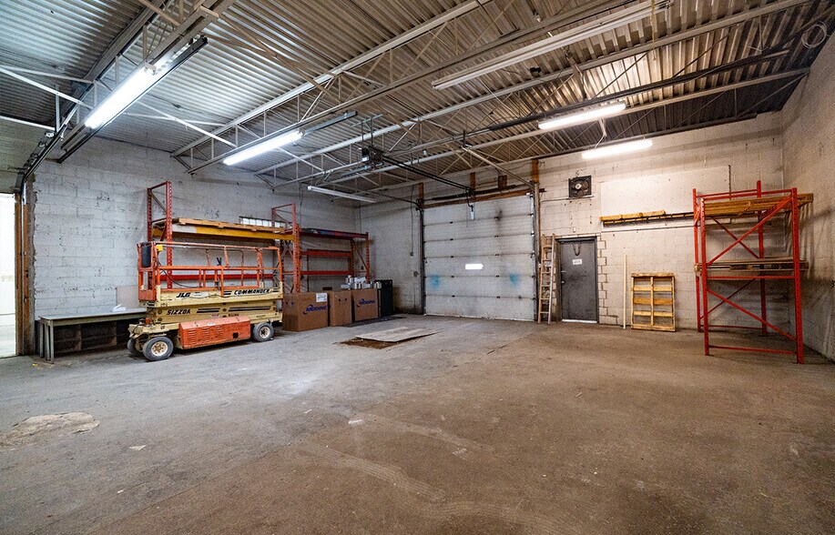 More Photos Of 1808 St Matthews Av, Winnipeg Office For Lease