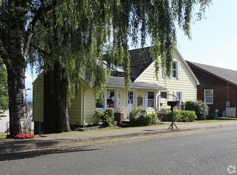 More Photos Of 133 SW 2nd St, Troutdale Storefront Retail Residential For Lease