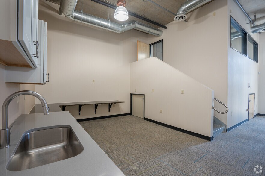 More Photos Of 18840 SW Boones Ferry Rd, Tualatin Office For Lease