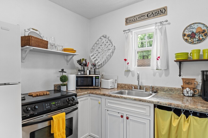 More Photos Of 10897 AR-5, Salesville Hotel For Sale