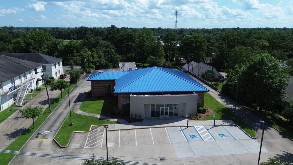 Primary Photo Of 7346 Highland Rd, Baton Rouge Bank For Sale