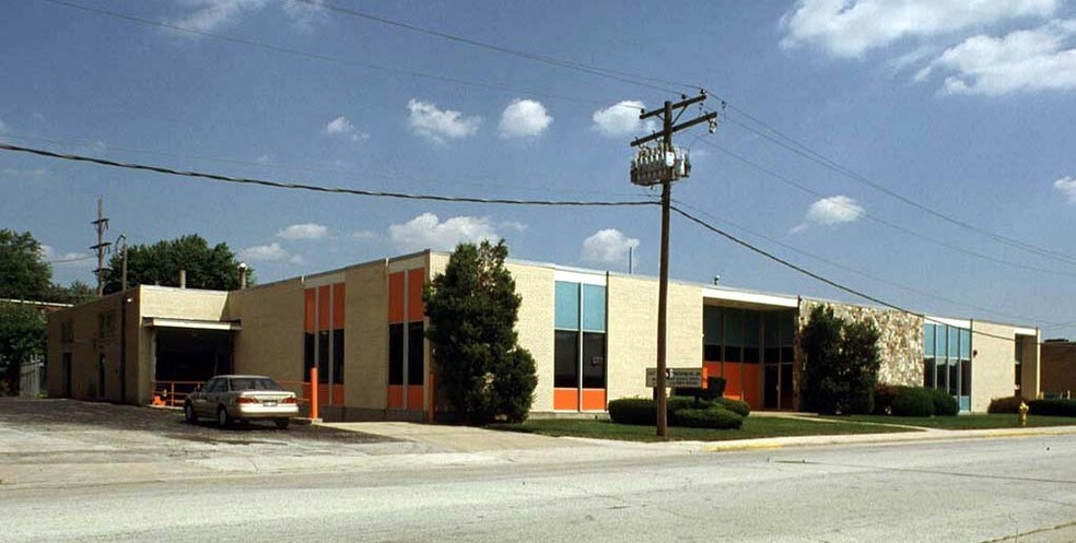 More Photos Of 2427-2435 Braga Dr, Broadview Warehouse For Lease