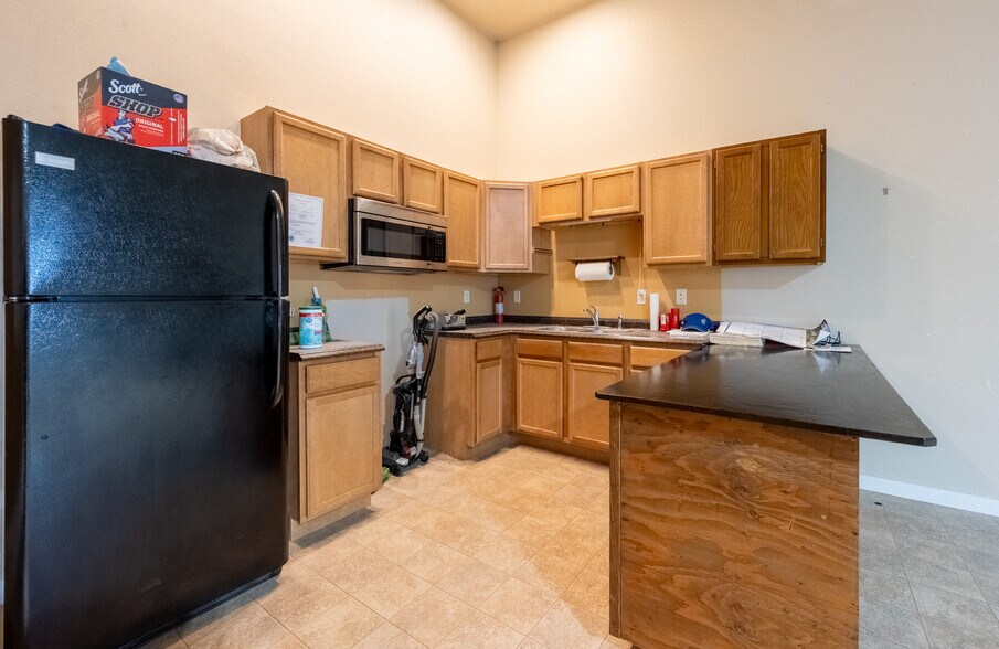 More Photos Of 211 Jetway Dr, Belgrade Flex For Sale