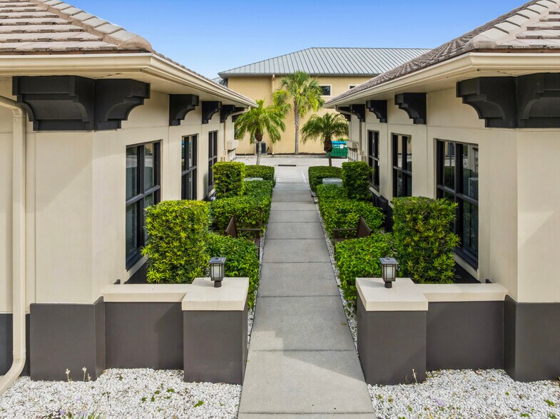 More Photos Of 5313-5343 Paylor Ln, Lakewood Ranch Office For Sale